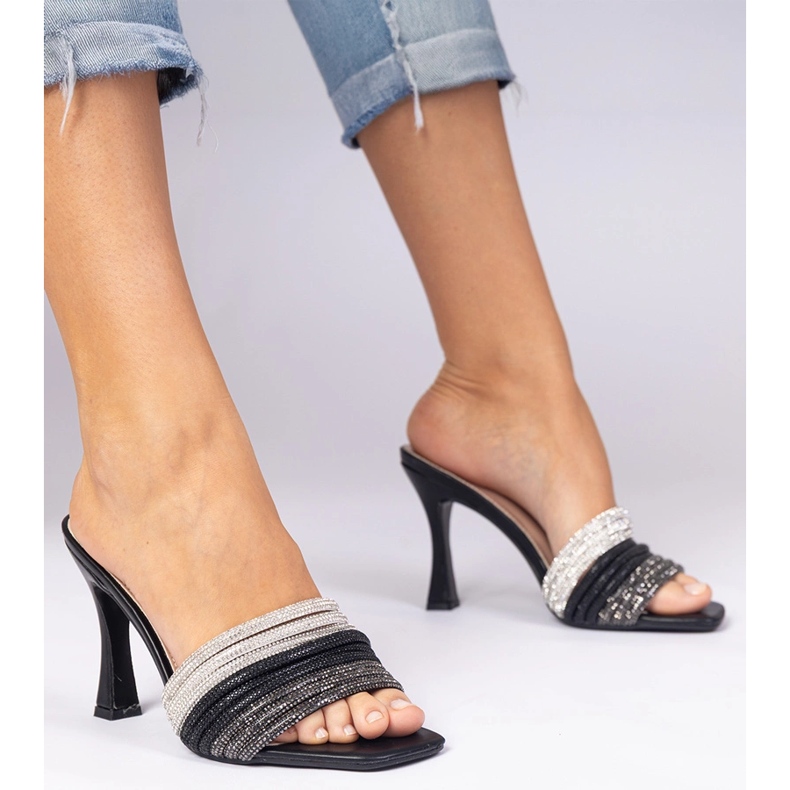 Fekete, elegáns sarok, cirkonokkal díszítve 2