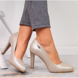 Pumpák a poszton gyöngy akt Sergio Leone bézs 1