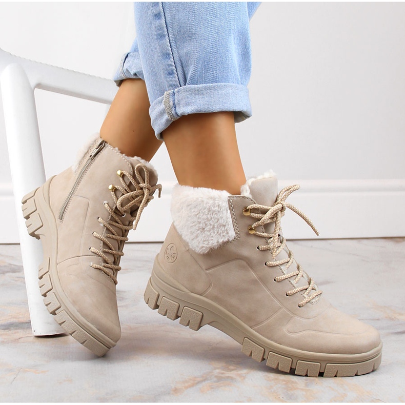 Kényelmes, hőszigetelt, bézs színű női bokacsizma a Riekertől 2