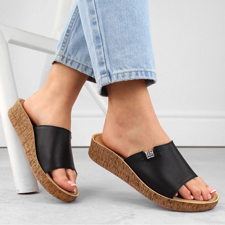 Kényelmes női bőr flip-flop, fekete Helios 130.011 1 Kényelmes női bőr flip-flop, fekete Helios 130.011 1