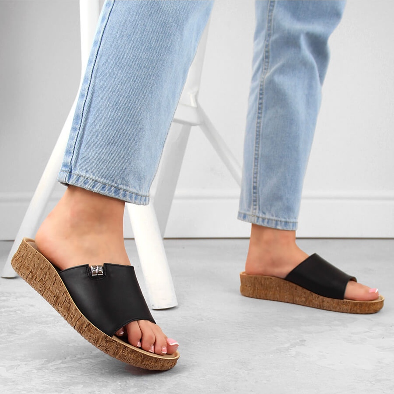 Kényelmes női bőr flip-flop, fekete Helios 130.011 2 Kényelmes női bőr flip-flop, fekete Helios 130.011 2