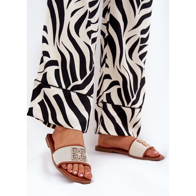 Elegáns női papucskarapos teve lapos dekorációval barna 2