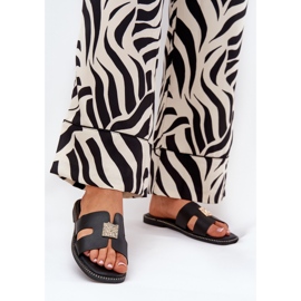 Lapos szárnyak kivágásokkal és fekete dekorációval 2 Lapos szárnyak kivágásokkal és fekete dekorációval 2