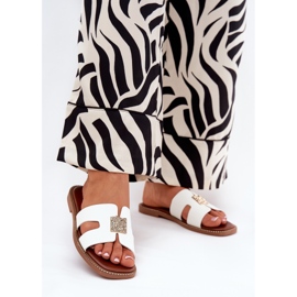 Lapos papucs kivágásokkal és fehér dekorációval 2