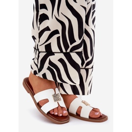 Lapos papucs kivágásokkal és fehér dekorációval 1