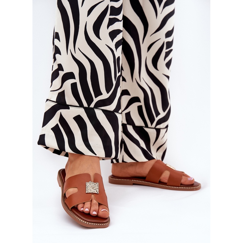 Lapos szárnyak kivágásokkal és teve dekorációval barna 2