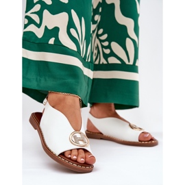 Lapos, elegáns szandál fehér dekorációval 2