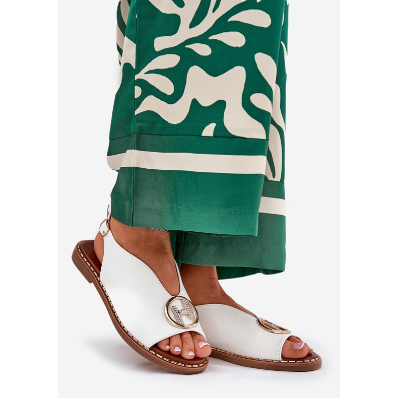 Lapos, elegáns szandál fehér dekorációval 1