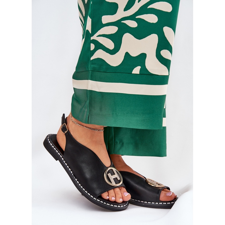 Lapos, elegáns szandál fekete dekorációval 2