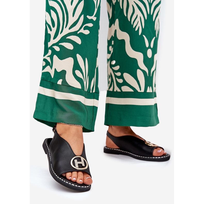 Lapos, elegáns szandál fekete dekorációval 1