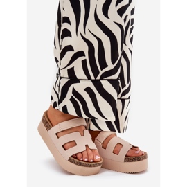 Papucs egy hatalmas bézs platformon 1