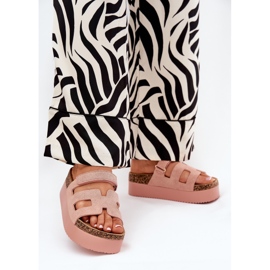 Papucs egy hatalmas rózsaszínű platformon 2 Papucs egy hatalmas rózsaszínű platformon 2