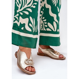 Lapos bőr szandál Laura Messi dekorációjával 2865 Zlotys aranysárga 2