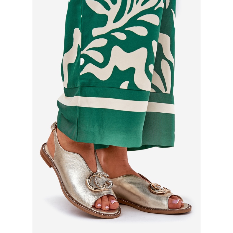 Lapos bőr szandál Laura Messi dekorációjával 2865 Zlotys aranysárga 1