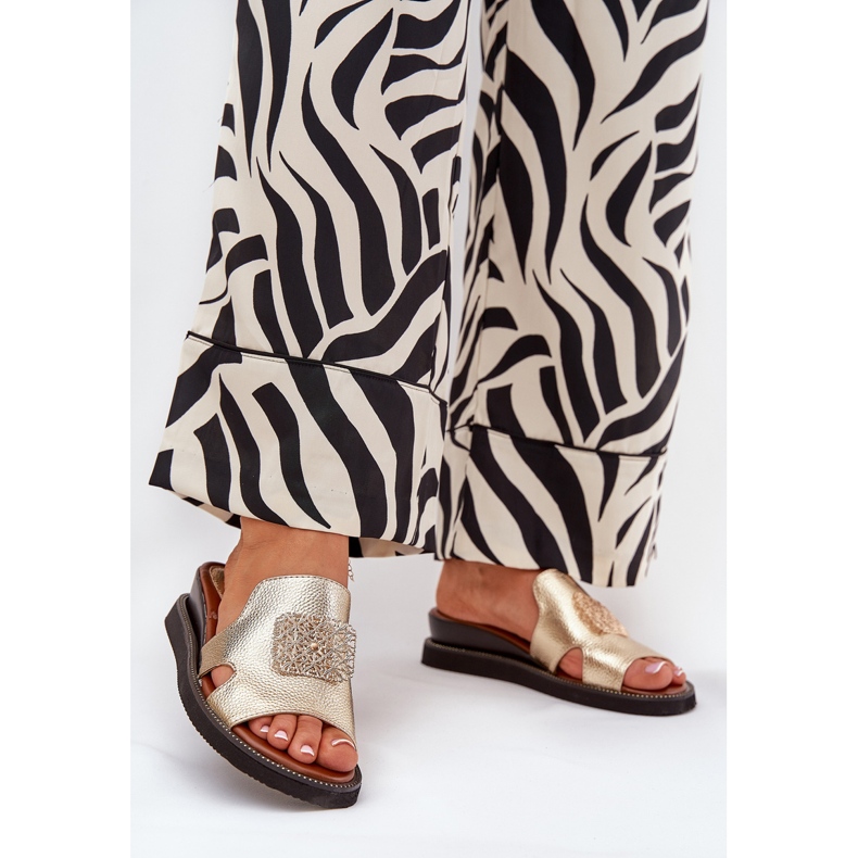 Jezzi Női papucs flopok az anchoikus bőr ékön, arany dekorációval aranysárga 2