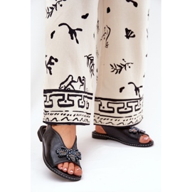 Jezzi Fényes női szandál lapos fekete díszítéssel 2