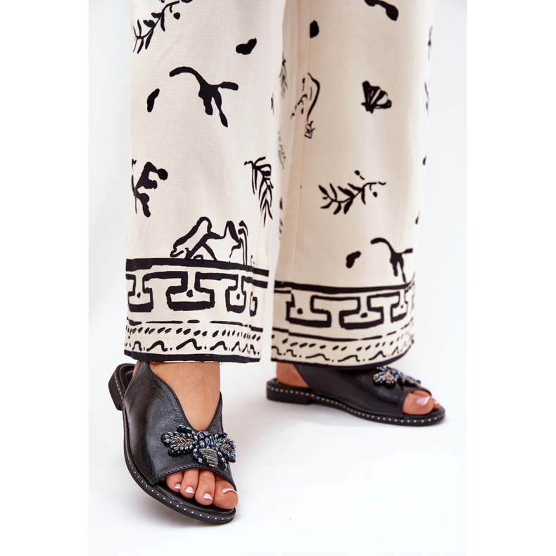 Jezzi Fényes női szandál lapos fekete díszítéssel 2