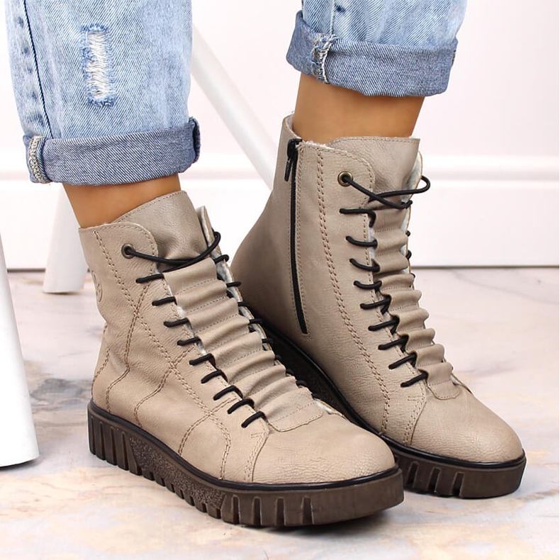 Kényelmes női bézs színű hőszigetelt csizma Rieker Y3420-60 1 Kényelmes női bézs színű hőszigetelt csizma Rieker Y3420-60 1