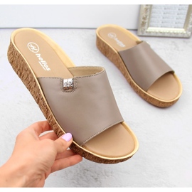 Bőr kényelmes női cappuccino papucs Helios 130.42 bézs 1 Bőr kényelmes női cappuccino papucs Helios 130.42 bézs 1