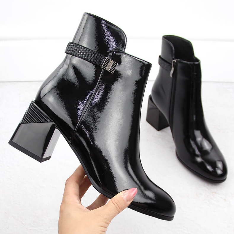 Fekete lakkbőr bokacsizma dekoratív sarokkal D&amp;A S.Barski Premium Collection MR880-140 1