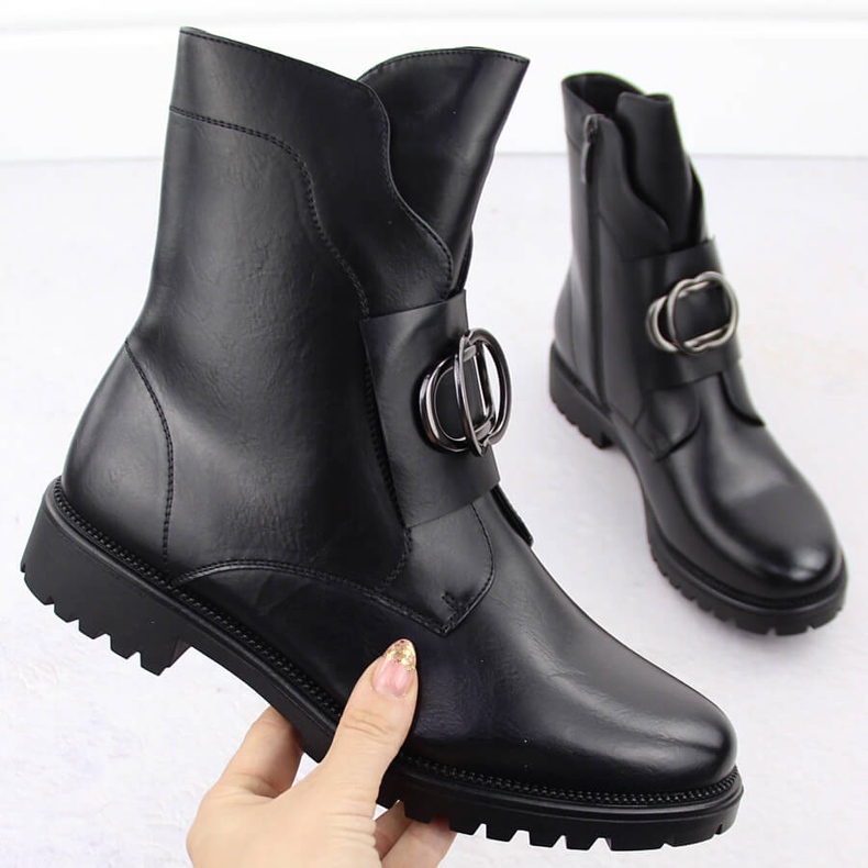 Hőszigetelt női csizma díszítéssel, fekete Potocki 12441 1 Hőszigetelt női csizma díszítéssel, fekete Potocki 12441 1