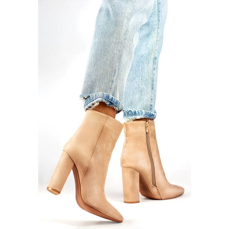Női velúr bokacsizma hegyes sarokkal, bézs D7959B 2 Női velúr bokacsizma hegyes sarokkal, bézs D7959B 2