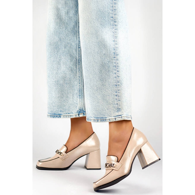 Bézs színű elegáns lakkcipő magas sarkúval 2