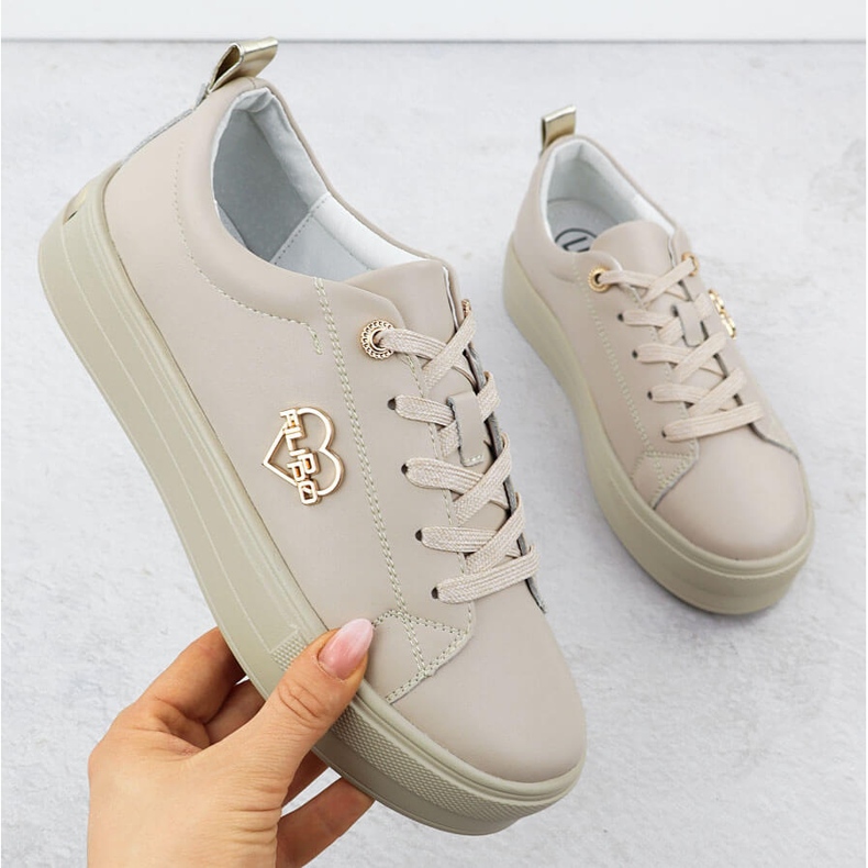 Női bőrcipő a platformon bézs filippo 3533 1