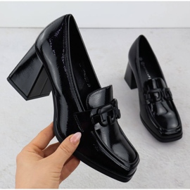 Festett női cipő a fekete potocki sz12553 poszton 2