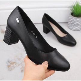 Fekete pumpák egy dekoratív oszlopon a Sergio Leone-tól 1