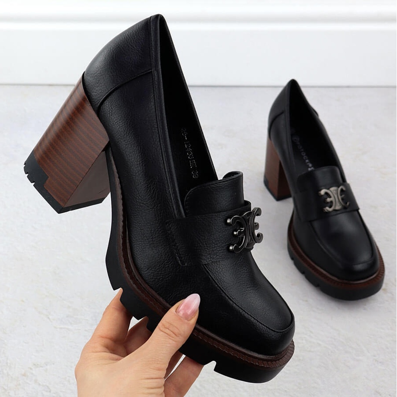 Női cipő a fekete potocki poszton, dekorációval, sz12403 1