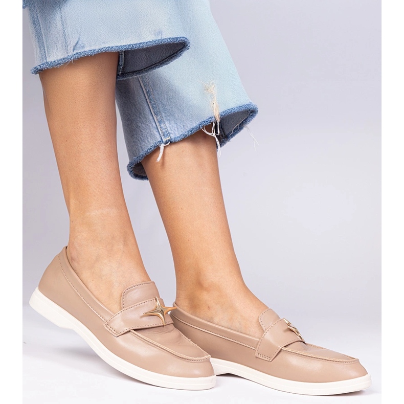 Sötét bézs női cipők arany dekorációval 2