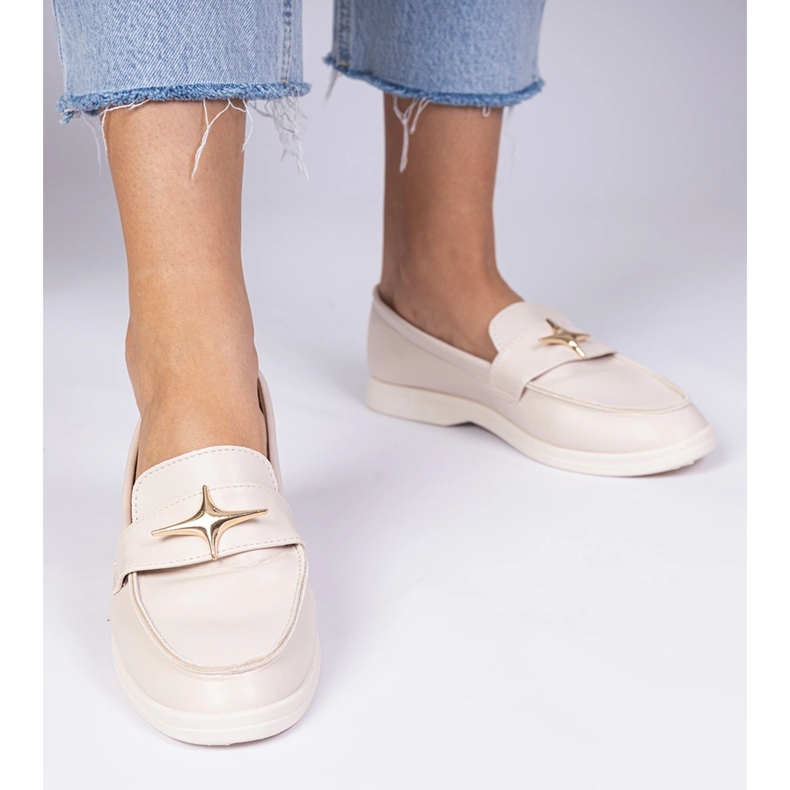 Bézs női cipők arany dekorációval 1