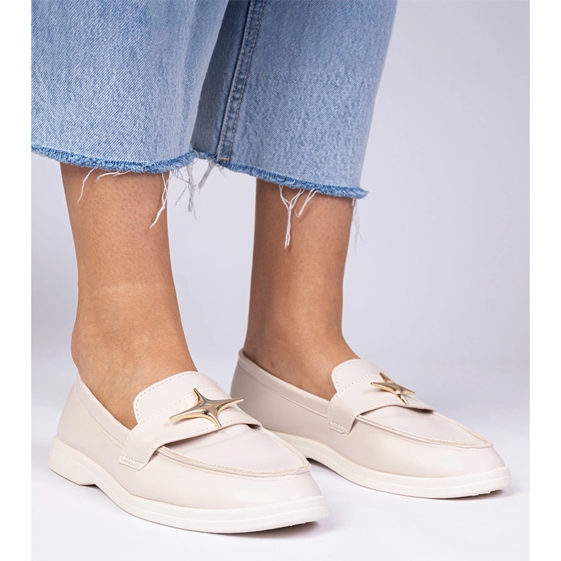 Bézs női cipők arany dekorációval 2