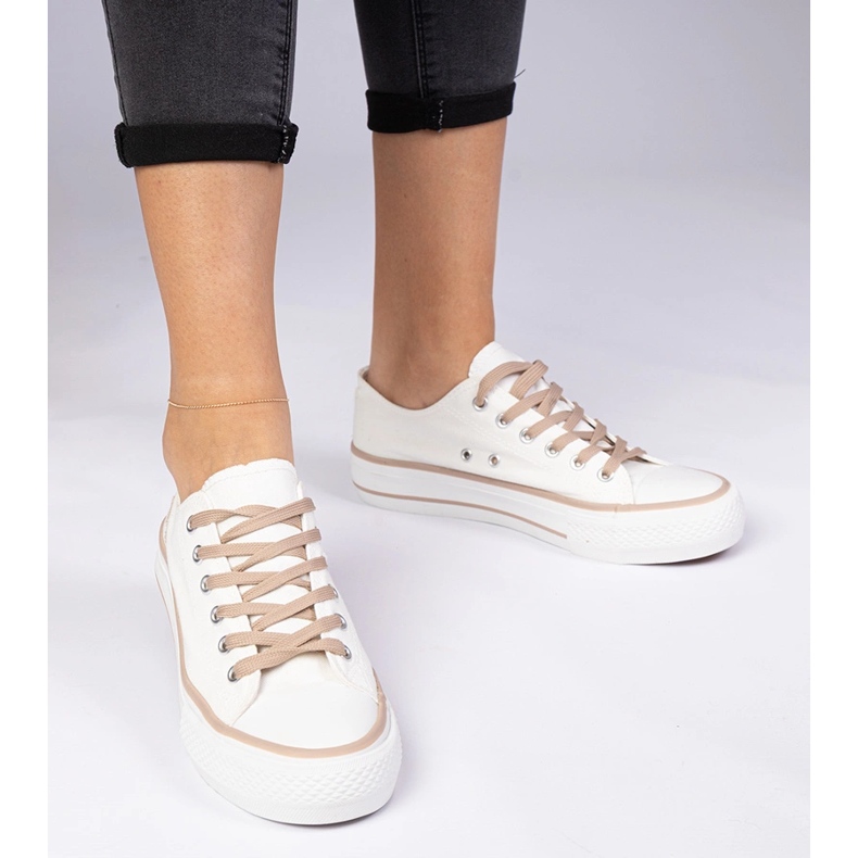 Fehérbarna klasszikus női cipők 1