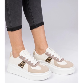 Bézs cipők cipők a platformon 1