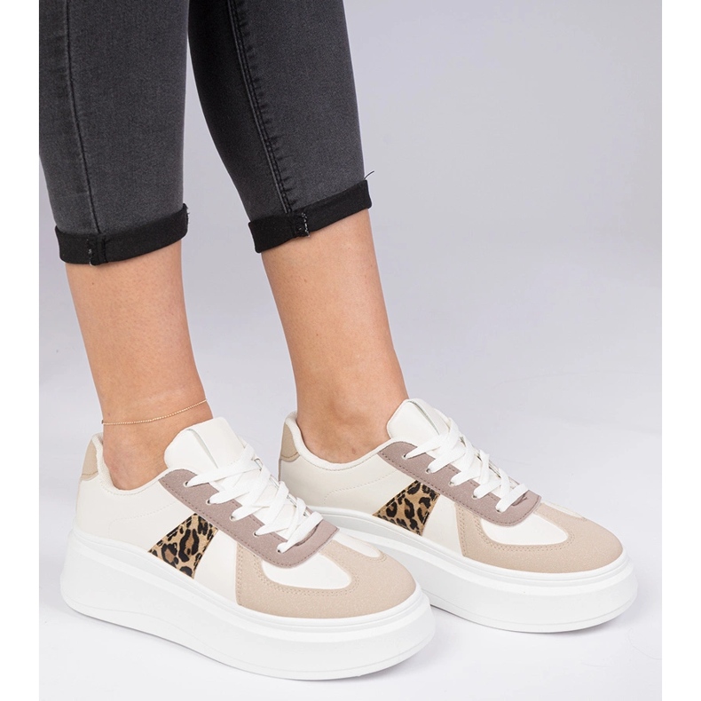 Bézs cipők cipők a platformon 1