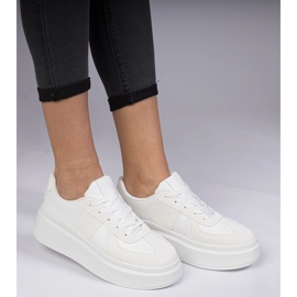 Fehér cipők cipők a peronon 1 Fehér cipők cipők a peronon 1