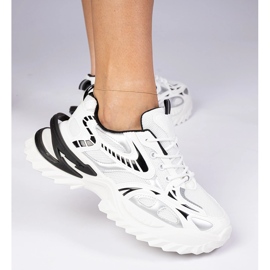 Fehér sportcipő masszív talppal 1