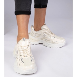 Bézs sport cipők egy hatalmas talpon 1