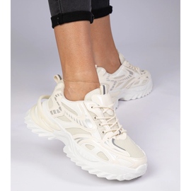 Bézs sport cipők egy hatalmas talpon 2