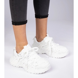 Fehér tornacipő masszív talpon 1