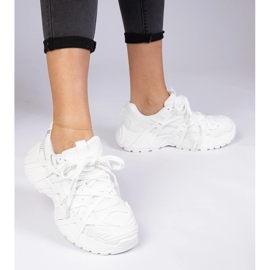 Fehér tornacipő masszív talpon 2