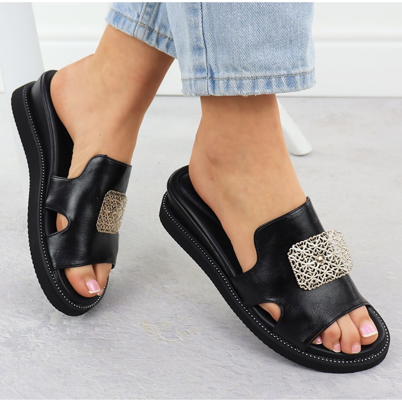 Öko-bőr papucs a fekete platformon Jezzi díszjével 2267 1