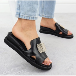 Öko-bőr papucs a fekete platformon Jezzi díszjével 2267 2