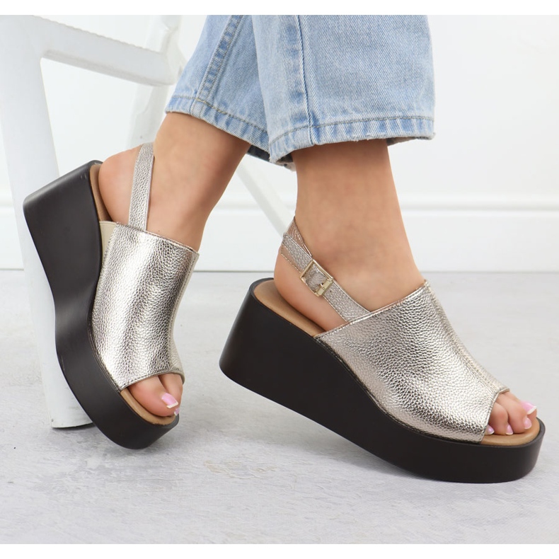 Női szandál a platformon Golden Jezzi 24130 aranysárga 1