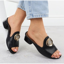 Papucs az oszlopon fekete dekorációval jezzi 214 1