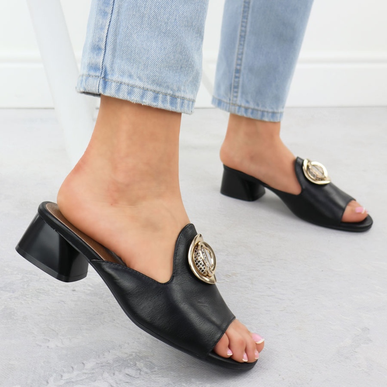 Papucs az oszlopon fekete dekorációval jezzi 214 2