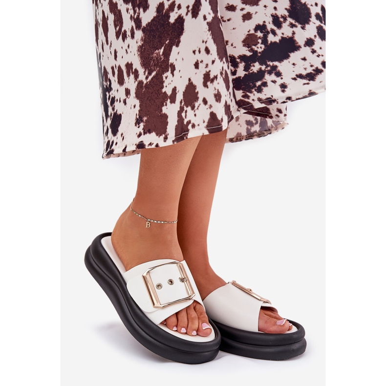 A női papucs egy hatalmas platformon, dekoratív fehér csatral 1 A női papucs egy hatalmas platformon, dekoratív fehér csatral 1