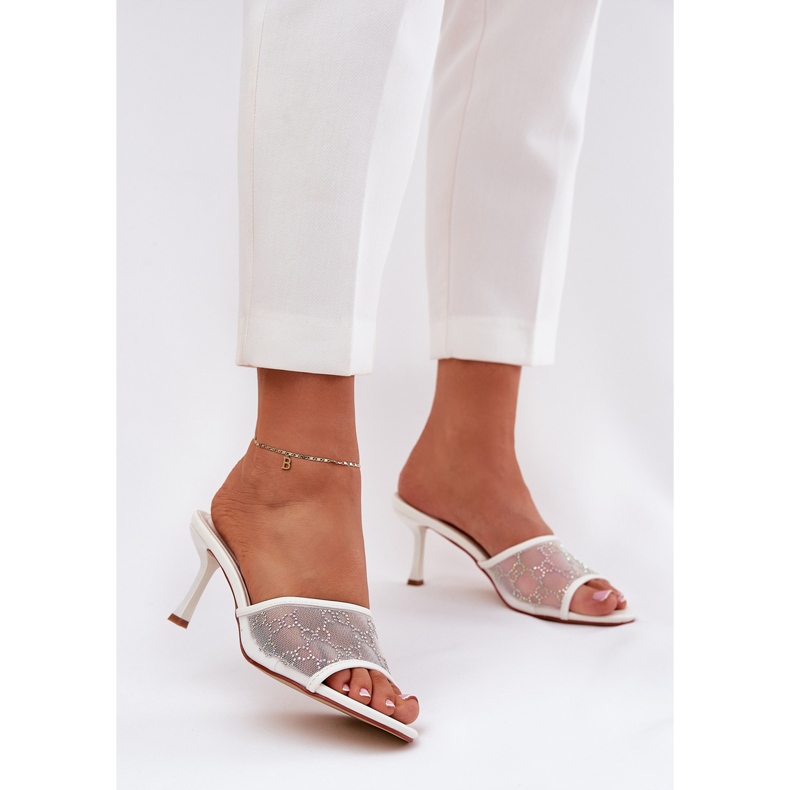 Díszített papucsok a magas sarkú sarkon fehér 2